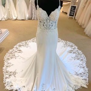Stunning Pre-Owned Allure Bridals Wedding Gown - Ivory/Nude Lining, Size 10